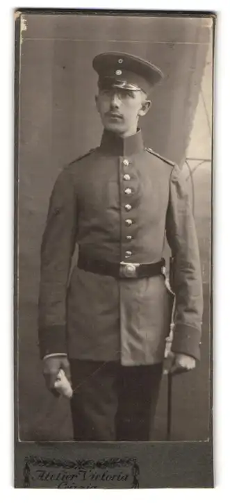 Fotografie Atleier Victoria, Leipzig, Rossplatz 6, Soldat in Uniform mit Zwicker und Schirmmütze