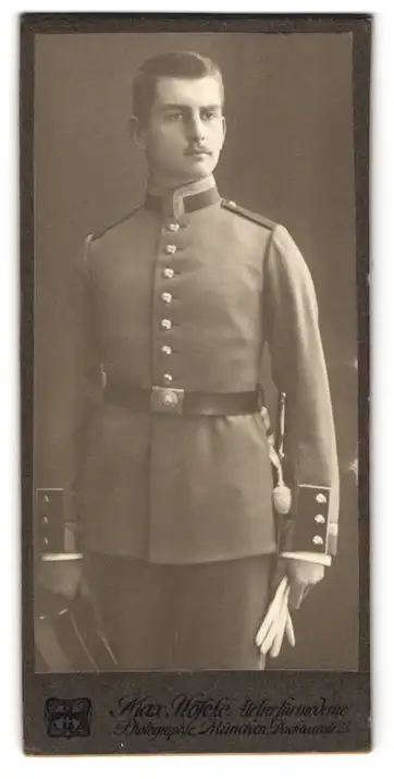 Fotografie Max Höfele, München, Dachauer Str 25, Soldat in Uniform hält Schirmmütze in der Hand