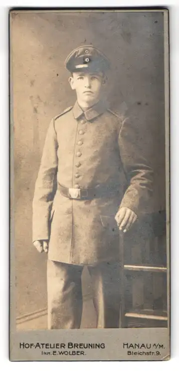 Fotografie Hof-Atelier Breuning, Hanau a. M., Bleichstr. 9, Junger Soldat in Uniform mit schüchternem Blick, Schirmmütze