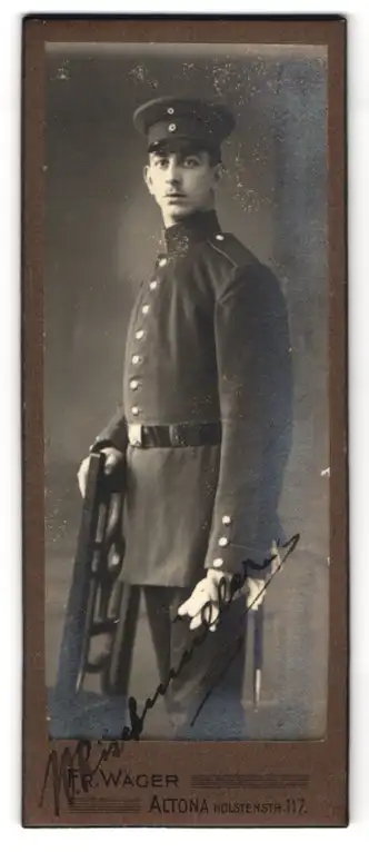 Fotografie Fr. Wäger, Hamburg-Altona, Holstenstr. 117, Soldat in Uniform mit Schirmmütze steht an Stuhl gelehnt