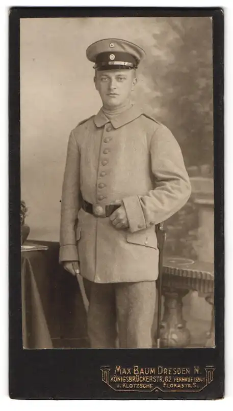 Fotografie Max Baum, Dresden, Königsbrückerstr. 62, Soldat mit Schirmmütze und heller Uniform