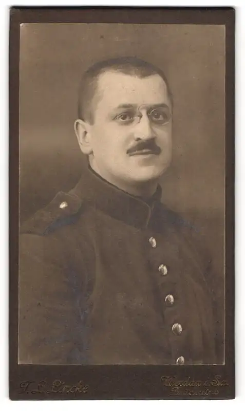 Fotografie Lincke, Werdau i. Sa., Brüderstr. 8, Soldat des Regiments 139 mit Zwicker