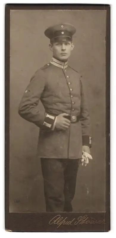 Fotografie Alfred Stöwer, Berlin-Schöneberg, Sedanstr. 1, Stehender Soldat in Uniform mit Schirmmütze