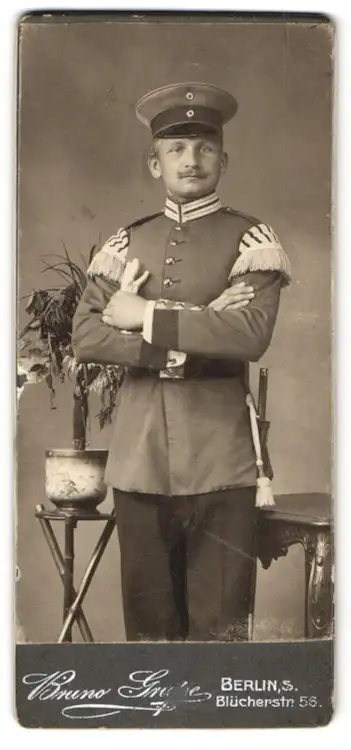 Fotografie Bruno Grupe, Berlin, Blücherstr. 56, Soldat in Uniform mit Schwalbennestern