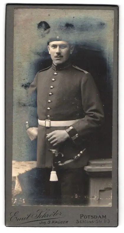 Fotografie Emil Schröder, Potsdam, Schlosstr. 1-3, Soldat in Uniform mit Schirmmütze und Degen