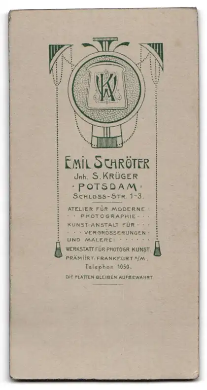 Fotografie Emil Schröder, Potsdam, Schlosstr. 1-3, Soldat in Uniform mit Schirmmütze und Degen