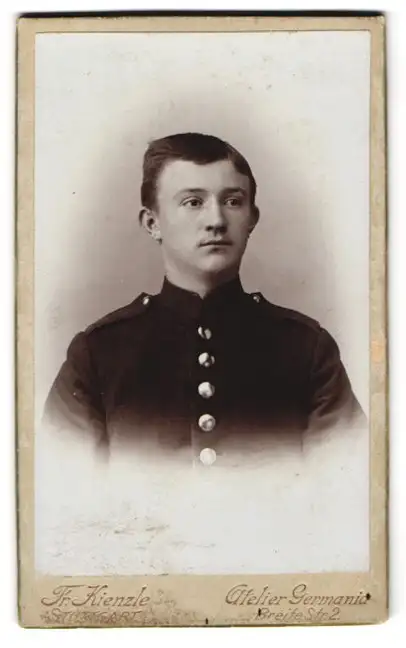 Fotografie Atelier Germania, Stuttgart, Breite Str. 2, Junger Soldat in Uniform