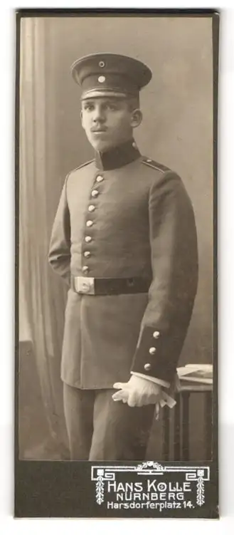 Fotografie Hans Kolle, Nürnberg, Harsdorferplatz 14, Junger Soldat in Uniform mit Schirmmütze