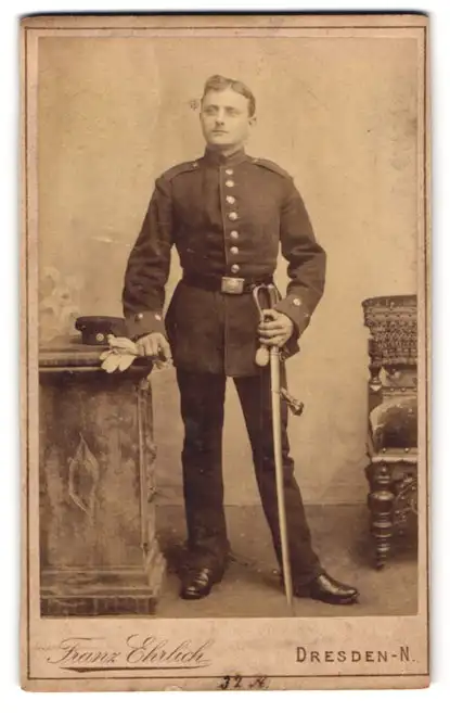 Fotografie Franz Ehrlich, Dresden-N., Königsbrückerstr. 50, Soldat in Uniform mit Degen