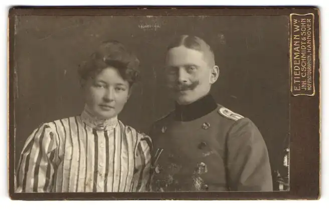 Fotografie E. Tiedemann, Hannover, Georg Strasse 14, Soldat in Uniform mit seiner Frau