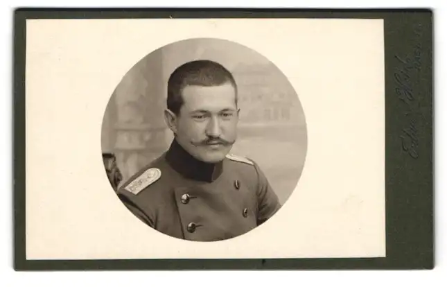 Fotografie Eduard Heid, Rastatt, Kriegstrasse 19, Soldat in Uniform mit Kurzhaarfrisur und Schnurrbart