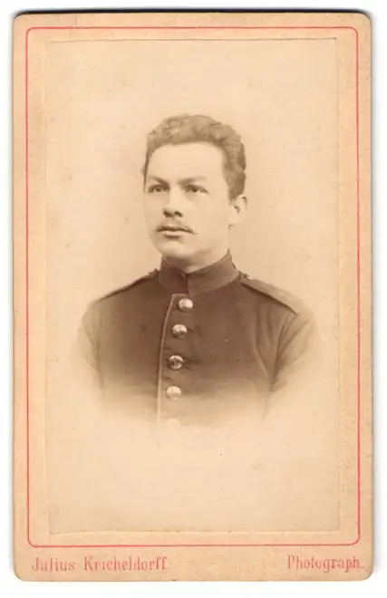 Fotografie Julius Kricheldorff, Berlin, Königstr. 32, Soldat in Uniform mit zurückgekämmtem Haar