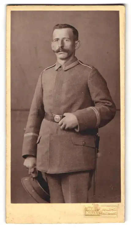 Fotografie Fritz Müller, Halle a. d. Saale, Alte Promenade 1, Soldat in Uniform mit Schirmmütze in der Hand