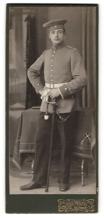 Fotografie Louis Penzel, Görlitz, Schützenstr. 3, Junger Soldat in Uniform mit Degen