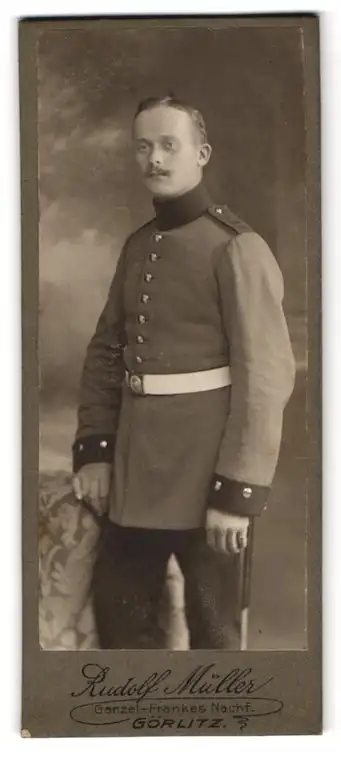 Fotografie Rudolf Müller, Görlitz, Soldat in Uniform an Tisch