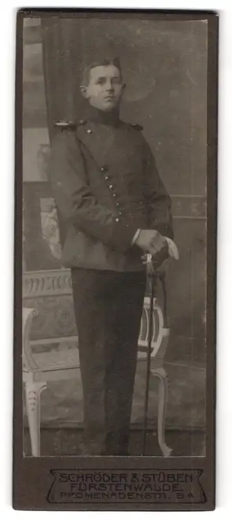 Fotografie Schröder & Stüben, Fürstenwalde, Promenadenstr. 9a, Soldat in Uniform mit Degen