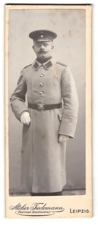 Fotografie Atelier Friedemann, Leipzig, Markt 13, Soldat M. Kirchner in langer Uniform mit Schirmmütze, 1905