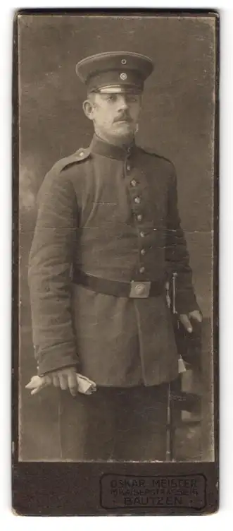 Fotografie Oskar Meister, Bautzen, Kaiserstrasse 15, Soldat in Uniform mit Schnurrbart und Schirmmütze