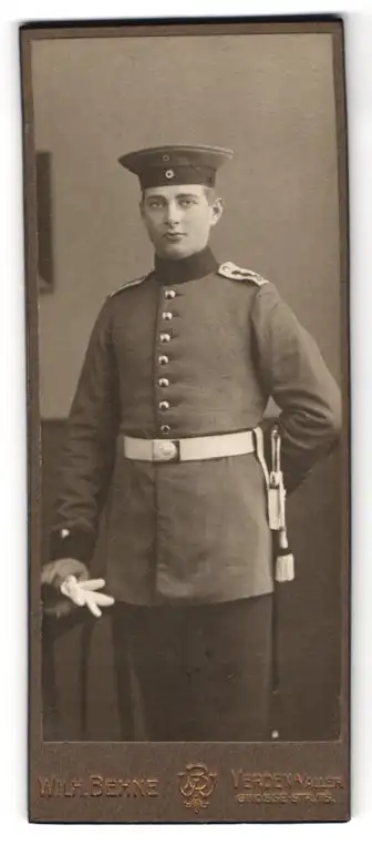 Fotografie Wilh. Behne, Verden a. Aller, Grosser Str. 76, Junger Soldat in Uniform mit Schirmmütze