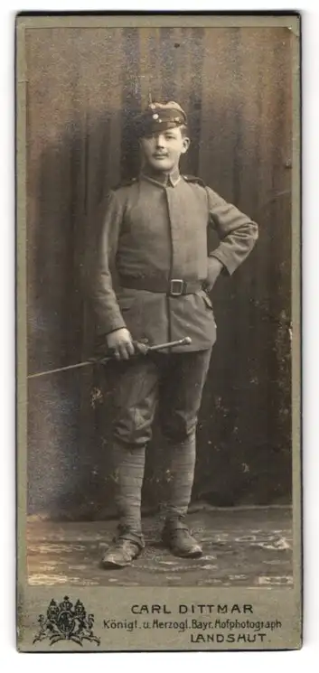 Fotografie Carl Dittmar, Landshut, Junger Soldat in kecker Pose in Uniform mit Schirmmütze