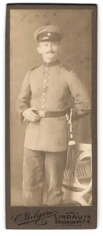 Fotografie C. Bilger, Lindau i. B., Stobaustr. F4, Soldat in Uniform mit Schirmmütze und Schnurrbart, 1897