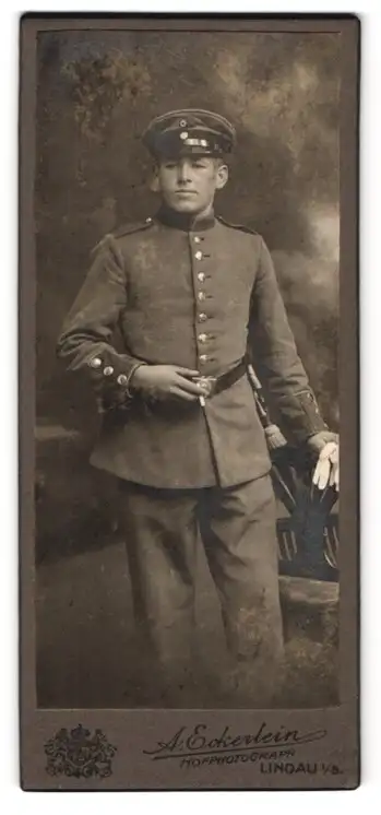Fotografie A. Eckerlein, Lindau i. B., Soldat in Uniform mit Schirmmütze hält lässig eine Zigarette