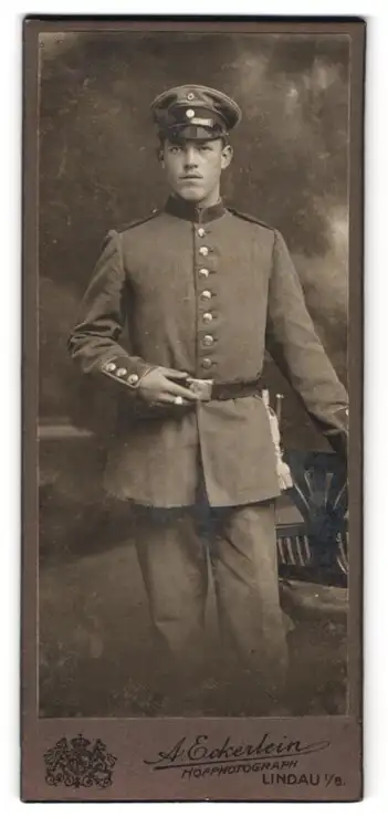 Fotografie A. Eckerlein, Lindau i. B., Junger Soldat in Uniform mit Schirmmütze mit Zigarette