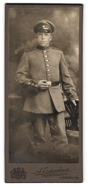 Fotografie A. Eckerlein, Lindau i. B., Soldat in Uniform mit Schirmmütze hält eine Zigarette