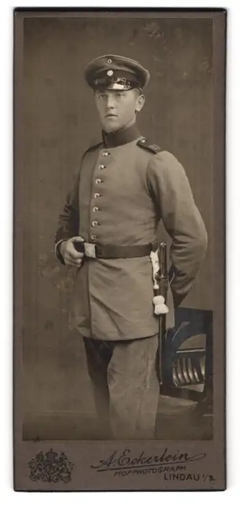 Fotografie A. Eckerlein, Lindau i. B., Soldat in Uniform mit Schirmmütze im Halbprofil