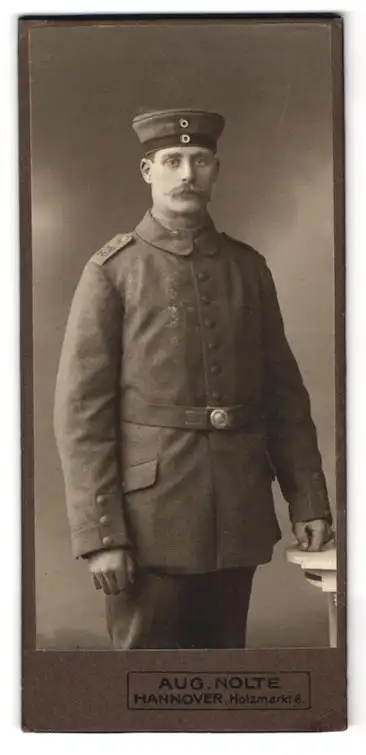 Fotografie Aug. Nolte, Hannover, Holzmarkt 6, Soldat mit Schnurrbart in Uniform mit Schirmmütze, Regiment 73