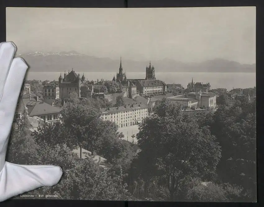 Fotografie unbekannter Fotograf, Ansicht Lausanne, Vue Generale, Panorama mit Seeblick & Gebirgszug in der Ferne