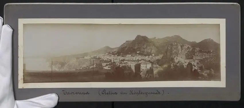 Fotografie unbekannter Fotograf, Ansicht Taormina / Sizilien, Panorama der Stadt und Ruinen der Antike