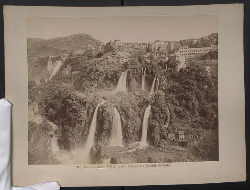 Fotografie unbekannter Fotograf, Ansicht Tivoli / Tibur, Dintorni di Roma, Veduta Generale delle Cascatelle dell'Aniene