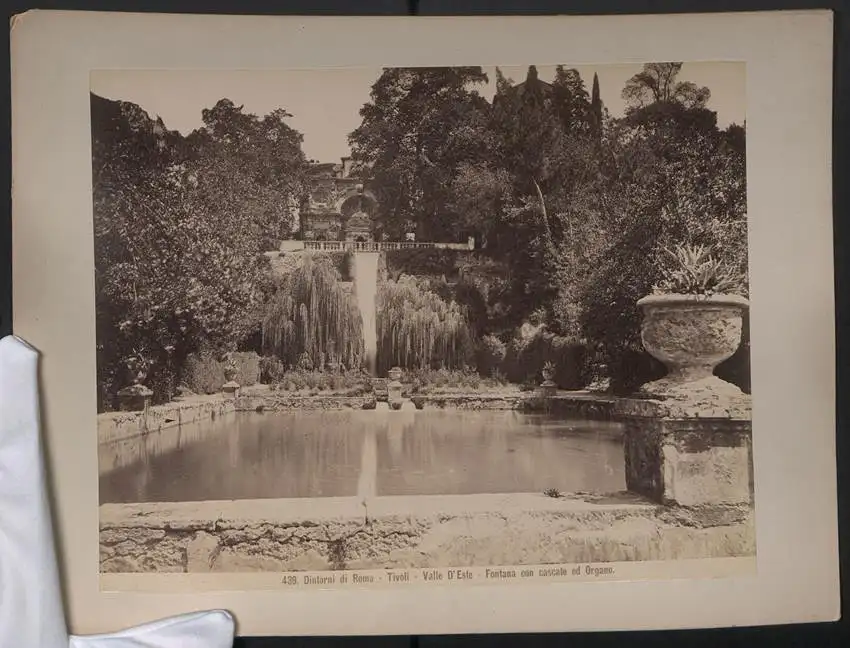 Fotografie unbekannter Fotograf, Ansicht Tivoli / Tibur, Dintorni di Roma, Valle D'Este, Fontana con cascate ed Organo