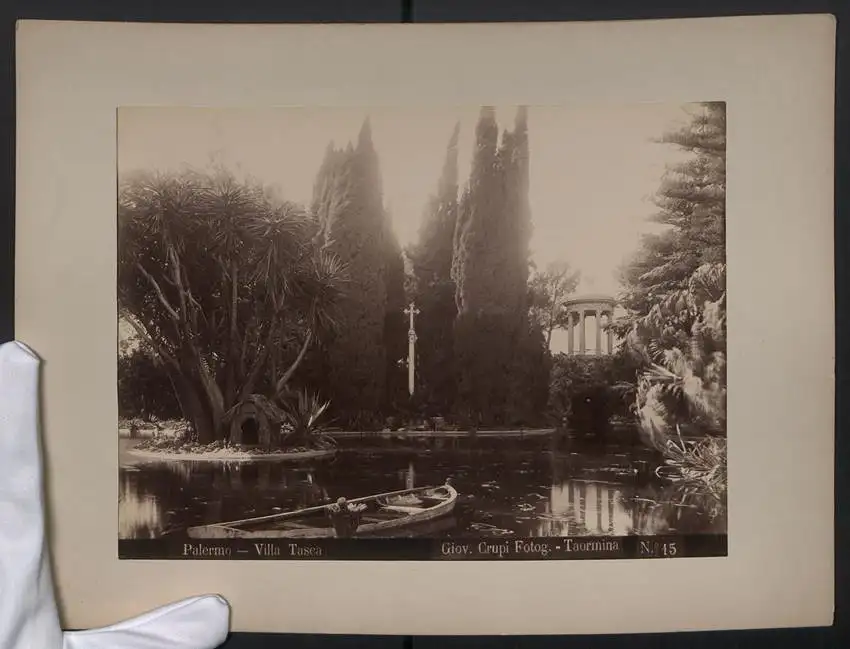 Fotografie Giov. Crupi, Taormina, Ansicht Palermo, Villa Tasca, Gewässer-Partie mit Pavillon im Garten der Villa