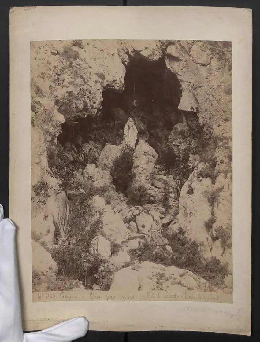 Fotografie L. Guida, Toledo, Ansicht Capri, Ora pro nobis, Höhle mit Heiligen-Statue