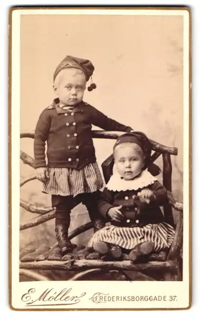 Fotografie E. Möller, Kjöbenhavn, Frederiksborggade 37, Zwei Kinder in modischer Kleidung