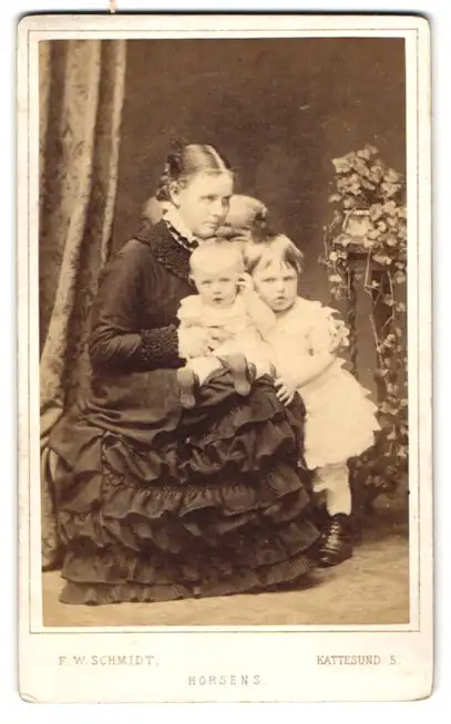 Fotografie F. W. Schmidt, Horsens, Kattesundet 5, Junge Frau im Kleid mit zwei Kindern