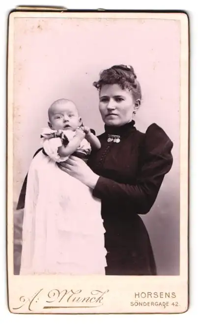 Fotografie A. Munck, Horsens, Söndergade 42, Bürgerliche Dame mit einem Baby