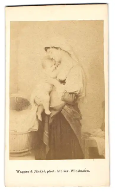Fotografie Wagner & Jäckel, Wiesbaden, Junge Frau im Kleid mit einem Baby