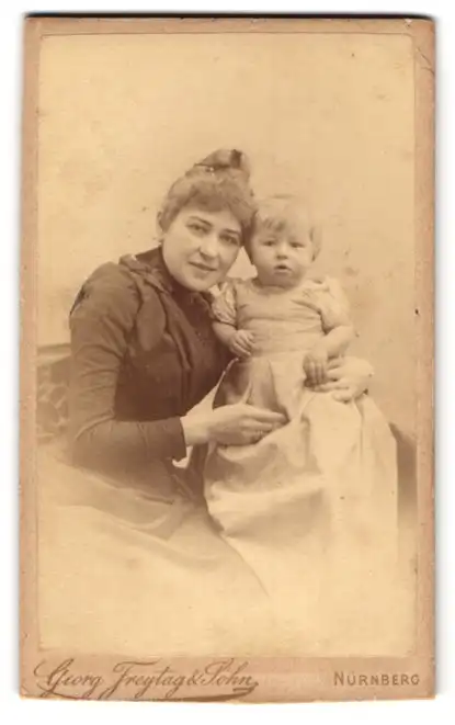 Fotografie Georg Freytag & Sohn, Nürnberg, Bürgerliche Dame mit einem Kleinkind
