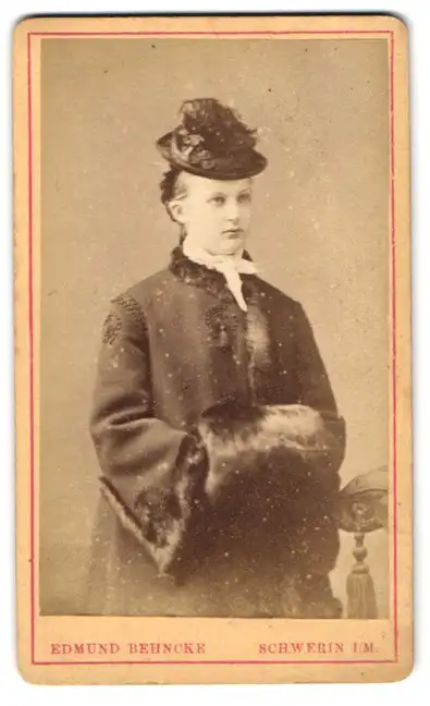 Fotografie Edmund Behncke, Schwerin i. M., Junge Dame in winterlicher Kleidung