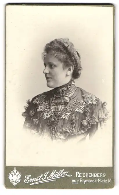 Fotografie Ernst J. Müller, Reichenberg, Bismarck-Platz 16, Junge Dame mit Haarknoten