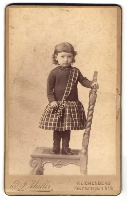 Fotografie Ernst J. Müller, Reichenberg, Neustädter Platz 18, Kleines Mädchen in modischer Kleidung