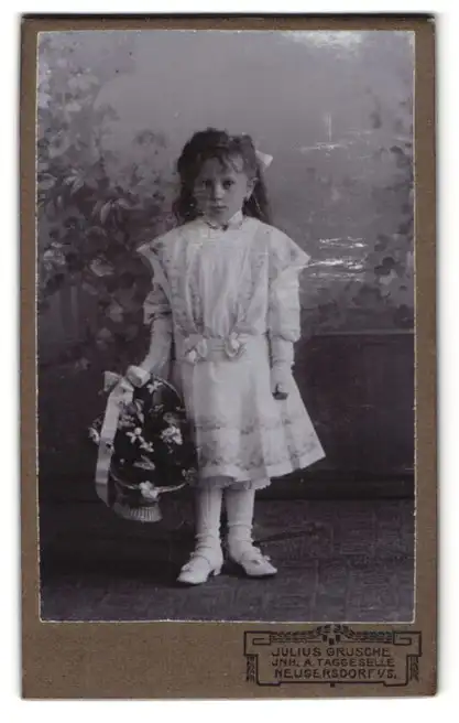 Fotografie Julius Grusche, Neugersdorf i. S., Kleines Mädchen im Kleid mit Blumenkorb
