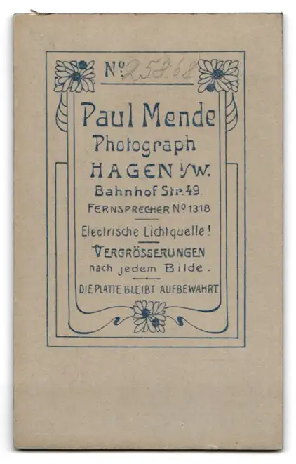 Fotografie Paul Mende, Hagen i. W., Bahnhof-Str. 49, Kleines Mädchen im Kleid mit Ball