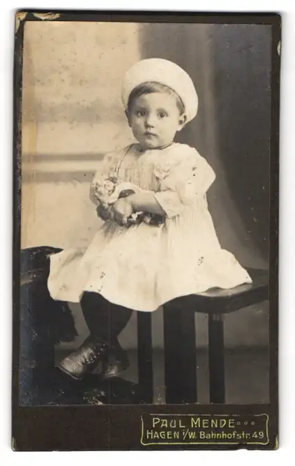 Fotografie Paul Mende, Hagen i. W., Bahnhof-Str. 49, Kind im weissen Kleid mit Puppe
