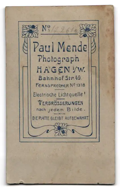 Fotografie Paul Mende, Hagen i. W., Bahnhof-Str. 49, Kind im weissen Kleid mit Puppe