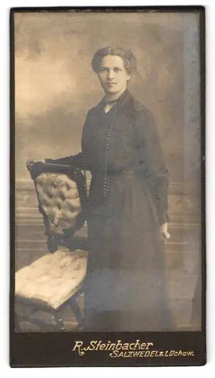 Fotografie R. Steinbacher, Salzwedel, Junge Dame im Kleid mit Halskette