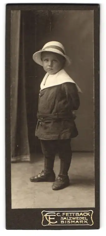 Fotografie C. Fettback, Salzwedel, Neuperverstr. 28, Kleiner Junge im Matrosenanzug